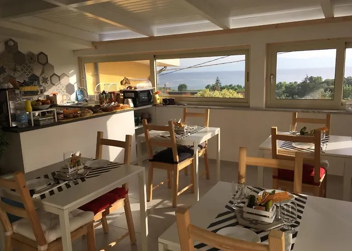 Alojamento de Acomodação e Pequeno-almoço Il Giardino Sul Mare 3*